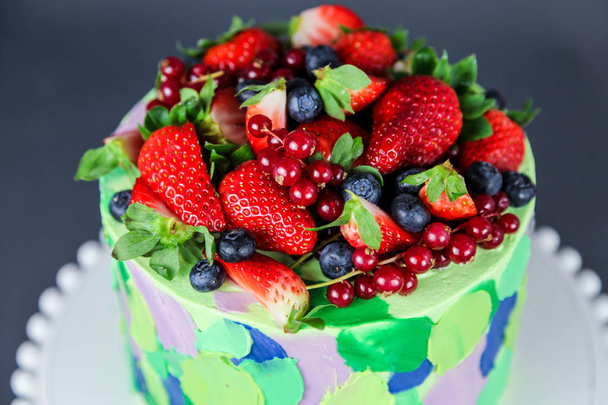 Gâteau aux baies d'été aux fraises et aux bleuets
 - Photo, image