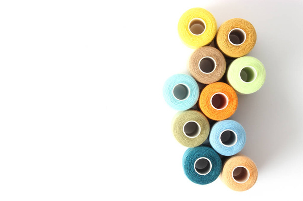 hilo de coser de diferentes colores aislado en blanco. vista superior
  - Foto, Imagen
