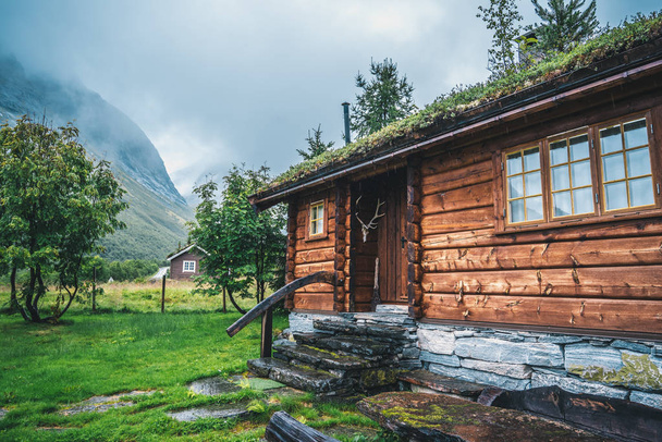 cabañas tradicionales noruegas de madera en las montañas brumosas
 - Foto, imagen
