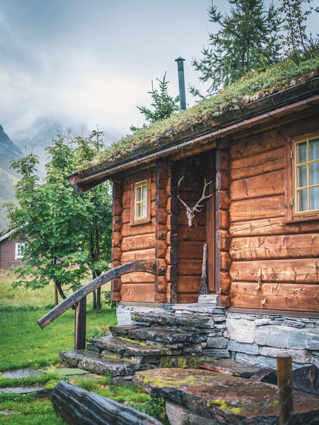 traditional wooden Norwegian cabins in foggy mountains - Fotoğraf, Görsel
