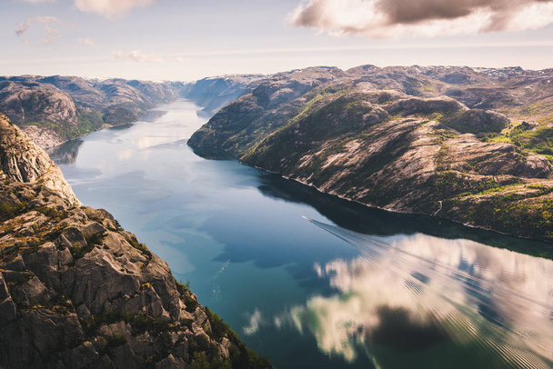 有名な Preikestolen ノルウェーのリーセ フィヨルドの上からの景色 - 写真・画像