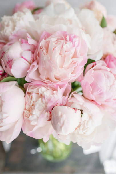 Прекрасні квіти у скляній вазі. Гарний букет з білих і рожевих півоній. Квіткова композиція, денне світло. Літні шпалери. Пастельні кольори
 - Фото, зображення