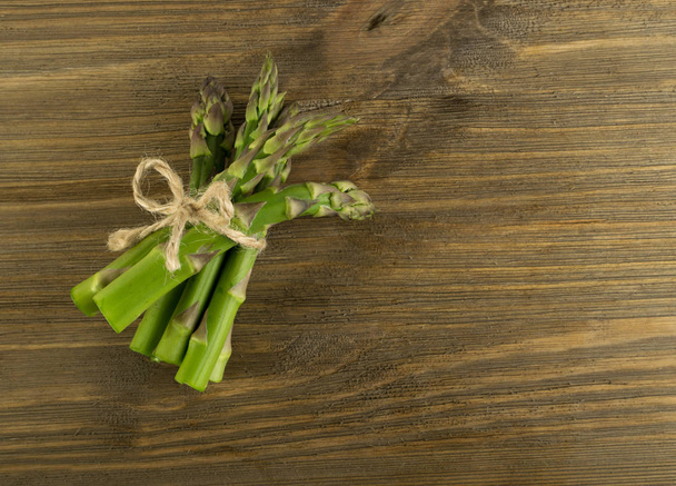 Bunch of Raw Garden Asparagus - Valokuva, kuva