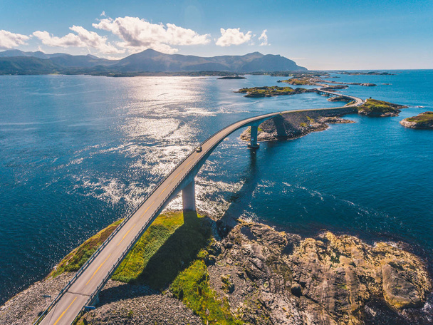 Norveç'te şaşırtıcı ünlü Atlantik yolu havadan uçak atış - Fotoğraf, Görsel