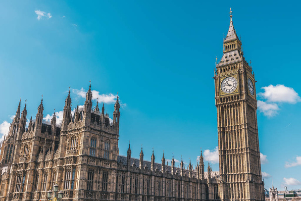 Всемирно известная достопримечательность Лондона. Биг-Бен и Парламент, Великобритания в солнечный летний день
. - Фото, изображение