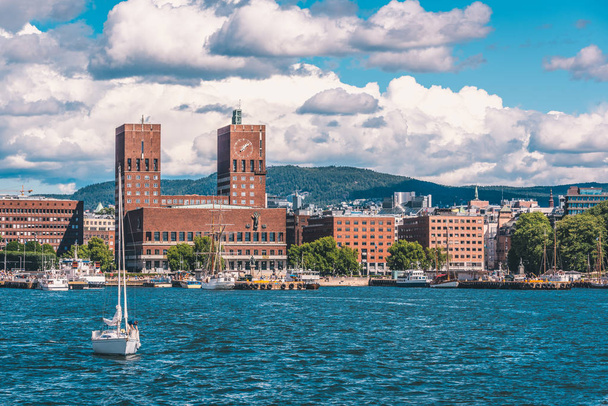 Stadhuis van Oslo en de Oslo stadsgezicht van zee, warme zomerdag - Foto, afbeelding