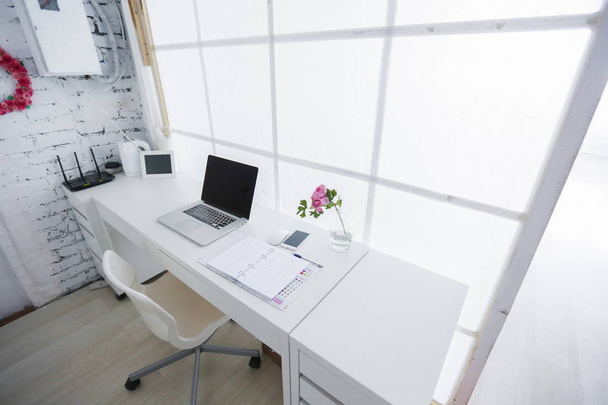 moderne interieur werkplek met laptop in witte kleuren  - Foto, afbeelding