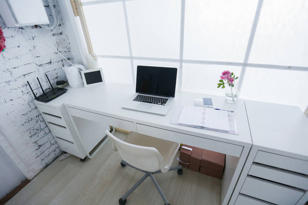 nowoczesne wnętrza pracy z laptopem w kolorach biały  - Zdjęcie, obraz