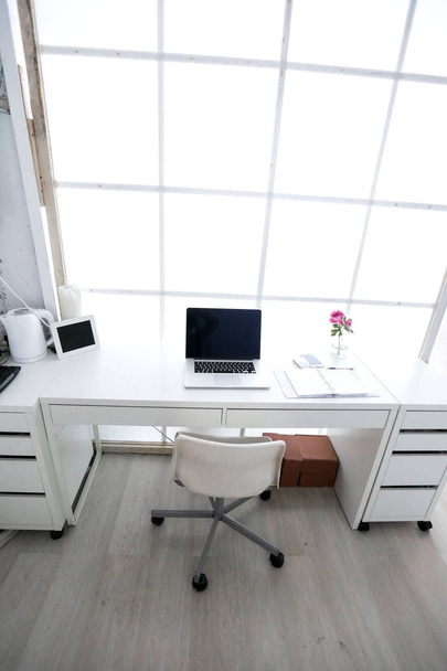 local de trabalho interior moderno com laptop em cores brancas
  - Foto, Imagem