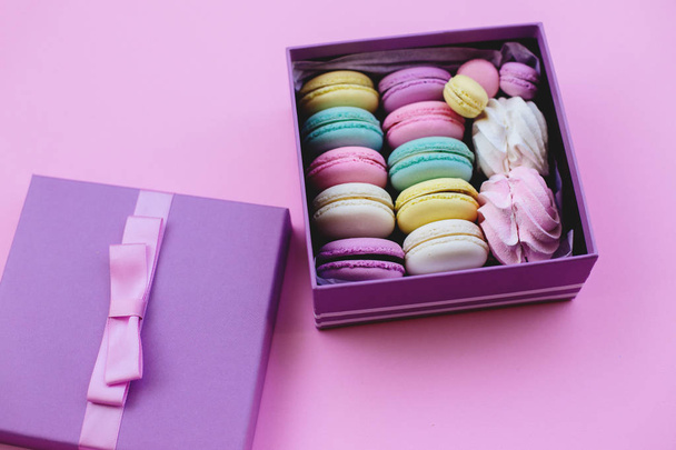 Gift box with macaroons and marshmallows. - Zdjęcie, obraz
