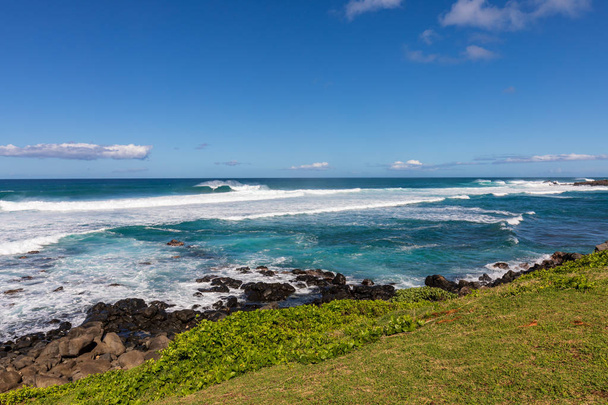 κύματα του ωκεανού συντριβή στην ξηρά κατά μήκος της γραφικής ακτής Maui - Φωτογραφία, εικόνα