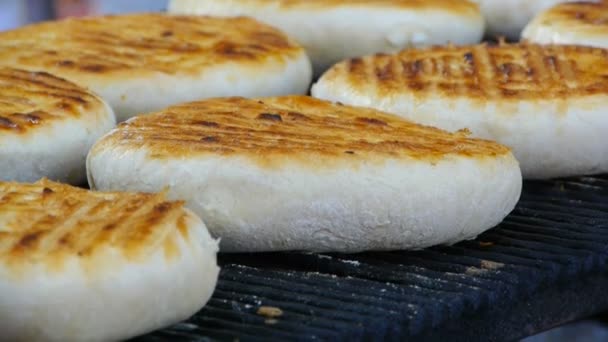 Gepaneerd ronde tortilla's met een korst, bakken van brood, close-up - Video