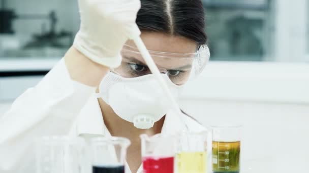 Mujer en laboratorio haciendo experimentos con tubos de ensayo
 - Metraje, vídeo