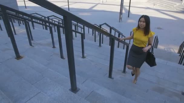 Asyalı kadın tırmanma merdivenleri için acele işe - Video, Çekim