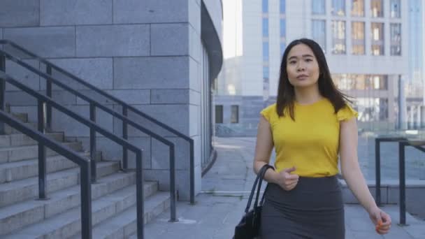 Asiática mujer de negocios caminando a trabajo en la mañana
 - Metraje, vídeo