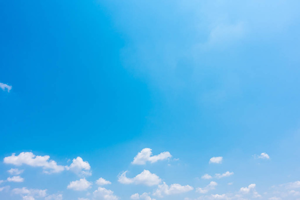 Biała chmura na błękitnym niebie - Zdjęcie, obraz