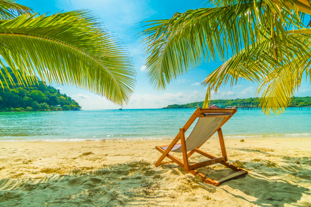 Nádherná tropická pláž a moře s kokosu palmou v parad - Fotografie, Obrázek