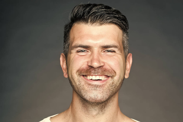 Shaven man smiling with bristle - Foto, afbeelding