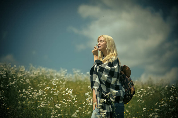 Spring, woman in chamomile field. - Foto, afbeelding