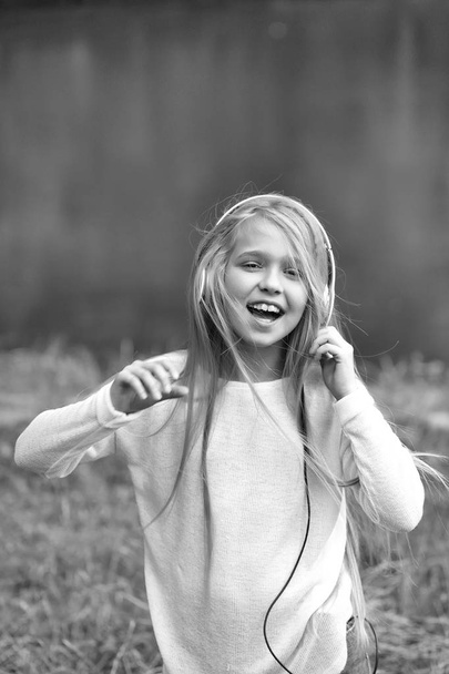small girl in music hearphone - Valokuva, kuva