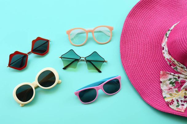 Cappello estivo e occhiali da sole per sfondo
 - Foto, immagini