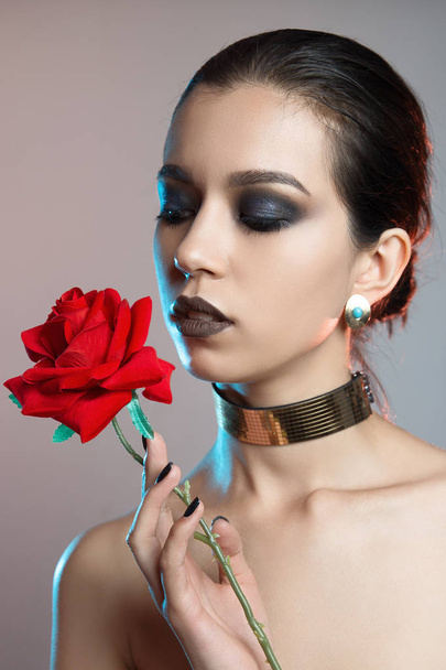 pure make-up woman with red rose - Foto, Imagem