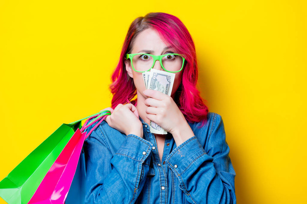 girl holding shopping bags with money - Foto, Bild