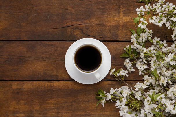 tasse avec café noir, branches Un cerisier aux fleurs blanches
 - Photo, image