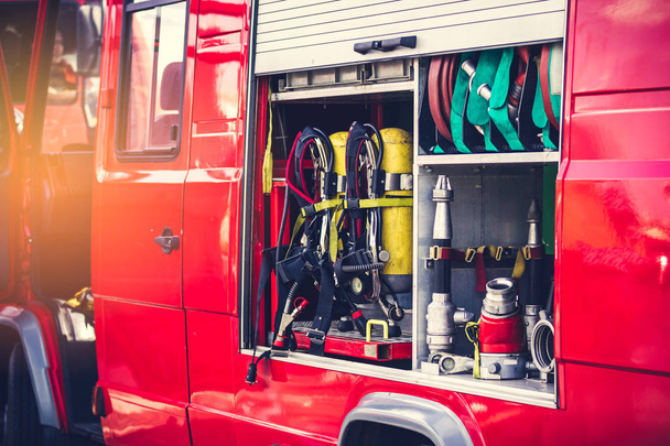 Equipo empaquetado cuidadosamente dentro de un camión de bomberos con luz solar
. - Foto, imagen