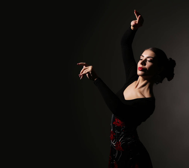 flamenco dancer on a dark background. free space for your text - Foto, afbeelding