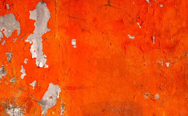 El color naranja pintado en la pared de hormigón se está pelando. Fondo de textura de pared vieja y sucia con espacio
. - Foto, Imagen