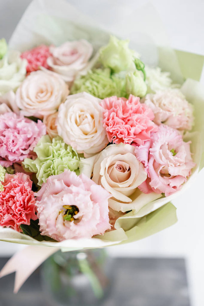 virág elrendezése. többszínű csokor gyönyörű virágok, a fából készült asztal. Kertművészet koncepció. Tavaszi színek. Függőleges fénykép - Fotó, kép