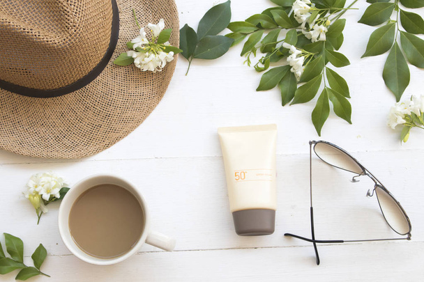 natuurlijke cosmetica voor huid gezicht zonnebrand spf 50 hoed en zonnebril van levensstijl vrouw ontspannen zomer op witte achtergrond - Foto, afbeelding