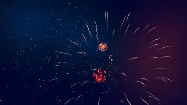 Muchos fuegos artificiales se rompen en el cielo. Grandes y pequeños fuegos artificiales mostrados debido a la celebración
. - Metraje, vídeo