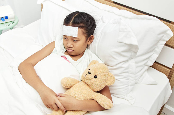 Asiática chica durmiendo en hospital
 - Foto, Imagen