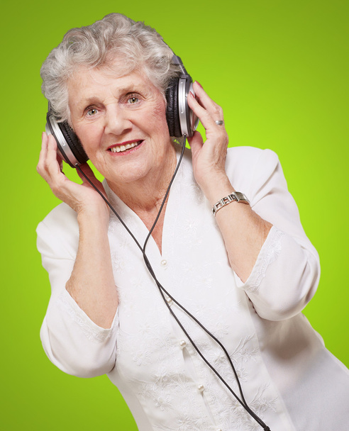Προσωπογραφία γυναίκας, ενώ ακούγοντας μουσική - Φωτογραφία, εικόνα