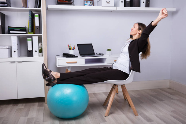 Side View Of A Relaxed Businesswoman Stretching Her Arms - Foto, afbeelding
