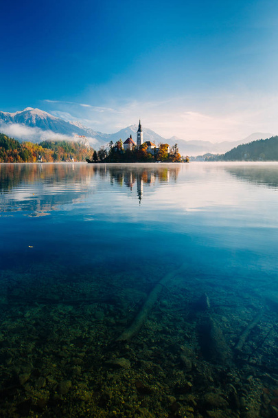 Amazing view on a misty morning of lake Bled with St. Marys Church of the Assumption on the small island; Bled, Slovenia, Europe. - Foto, Bild