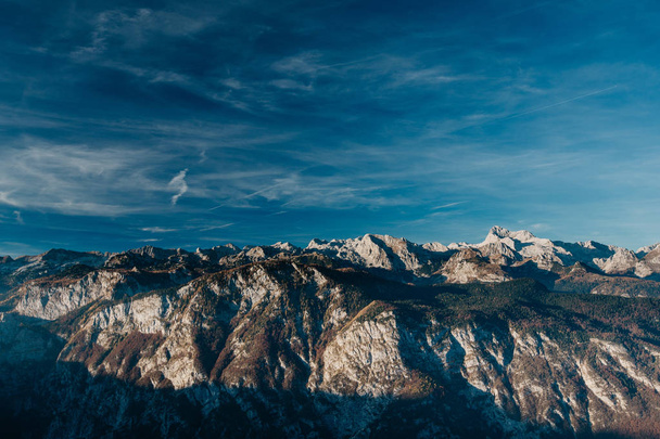Vista maestosa sulle montagne del Triglav Slovenia. Tempo d'autunno in Europa. - Foto, immagini