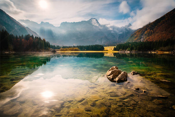 Hermosa escena en el Lago di Fusine con aguas cristalinas y montañas de Mangart en segundo plano. Paisaje otoñal en el lago Fusine en el norte de Italia - Alpes - Europa - Foto, Imagen