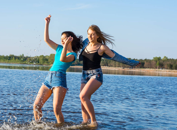 junge Leute, zwei Frauen, Studenten sind glücklich am Strand - Foto, Bild