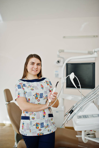 Portret dziecka dentysta Kobieta w jej gabinecie stomatologicznym. - Zdjęcie, obraz