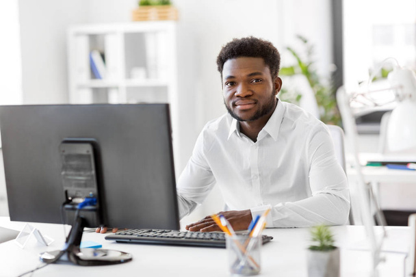 Αφρικανική επιχειρηματία με τον υπολογιστή στο γραφείο - Φωτογραφία, εικόνα