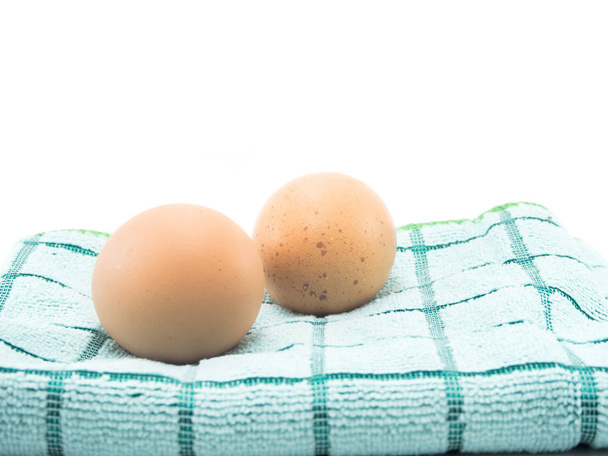 dwa jajka na tkaniny i na białym tle na biały backgrond - Zdjęcie, obraz