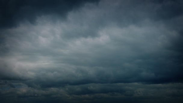 Blitz schlägt bei stürmischem Himmel ein - Filmmaterial, Video