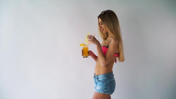 Woman holding a cocktail glass - Felvétel, videó