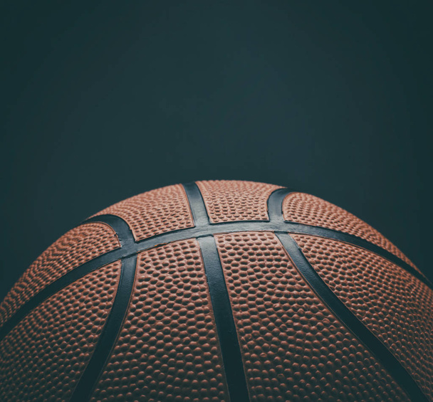 コピー スペースを持つ暗いバスケット ボールの背景 - 写真・画像