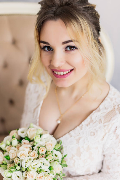 Beautiful woman in wedding dress in photo studio. - Foto, imagen