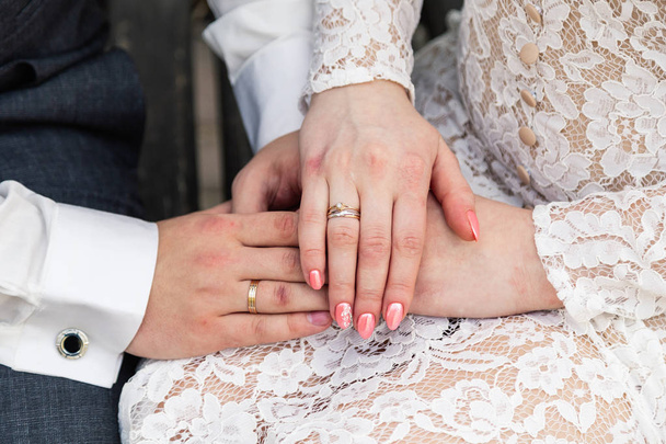 Imagem de homem e mulher com anel de casamento
. - Foto, Imagem