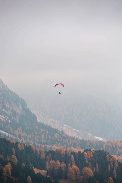 Siklóernyő repül át hegyek a dolomitok, Olaszország. Napos őszi nap. - Fotó, kép